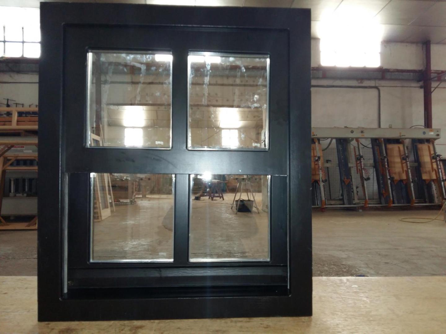Ventana de Guillotina sin contraventanas lacada negra