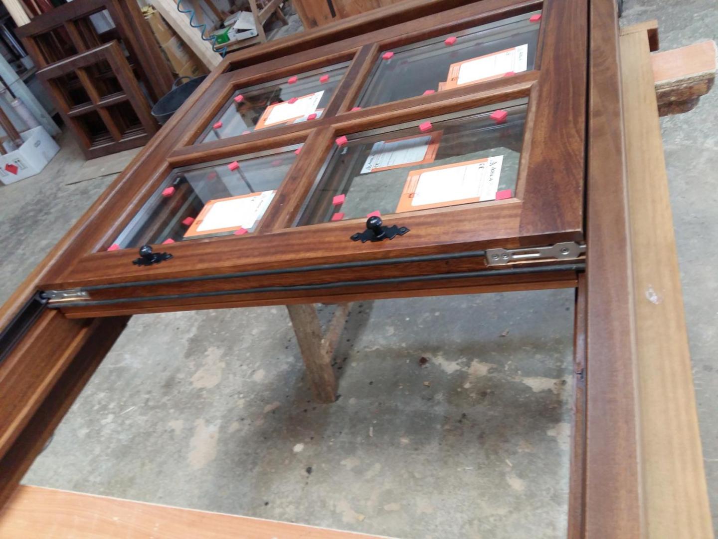 Ventana Guillotina Madera de Roble con Contraventanas Mallorquinas