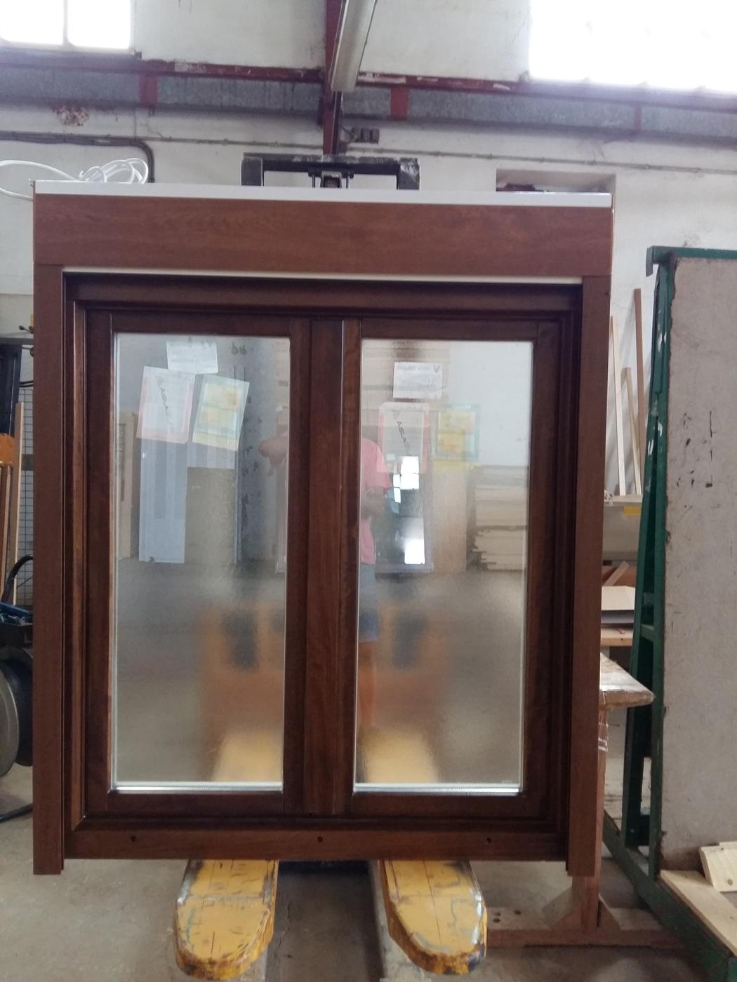 Ventanas con persianas motorizadas barnizadas a 2 colores