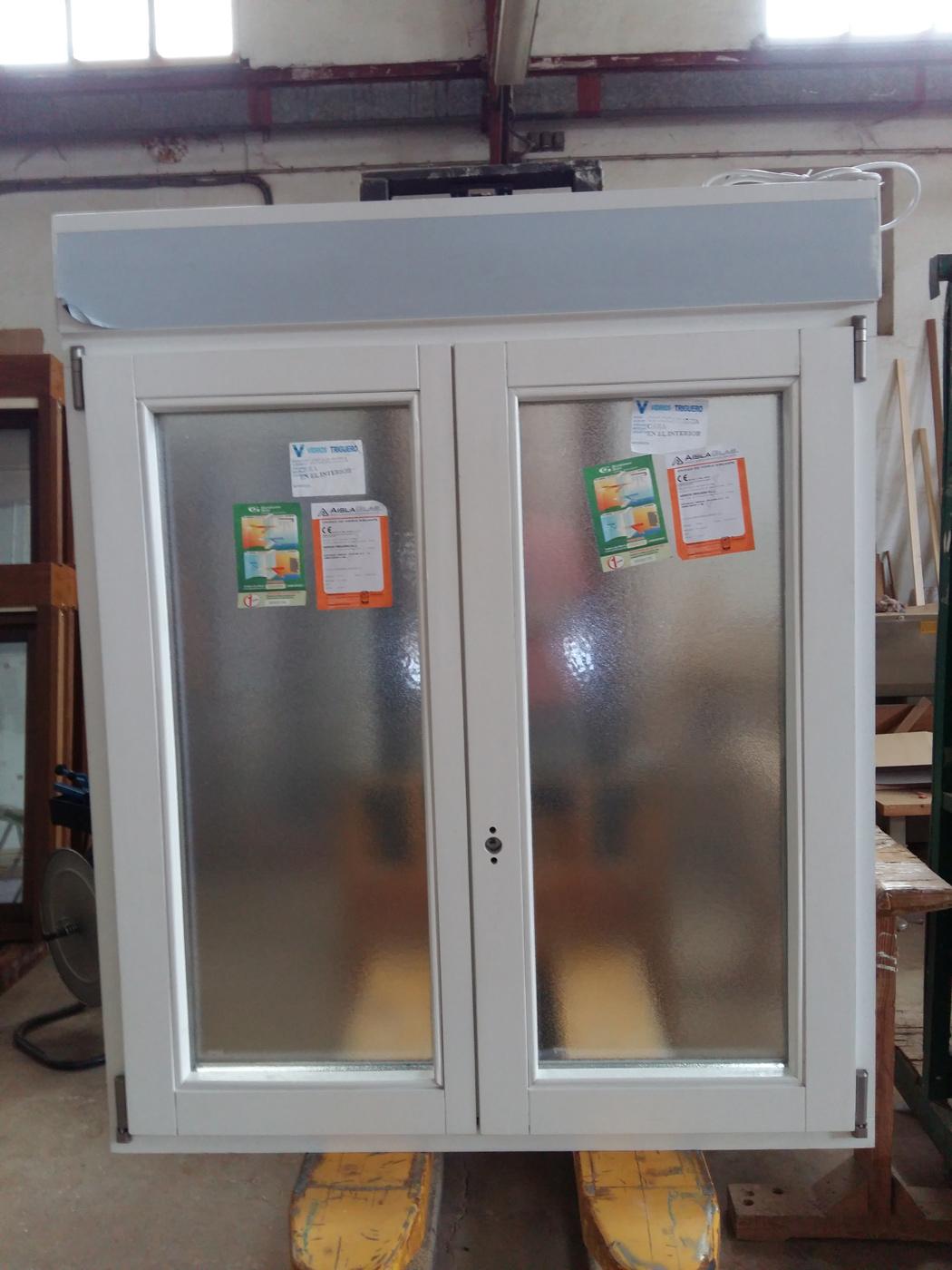 Ventanas con persianas motorizadas barnizadas a 2 colores