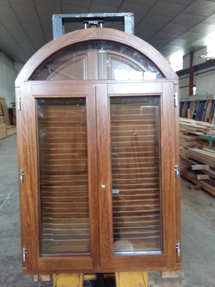 ventana de madera dos hojas con contraventanas mallorquinas
