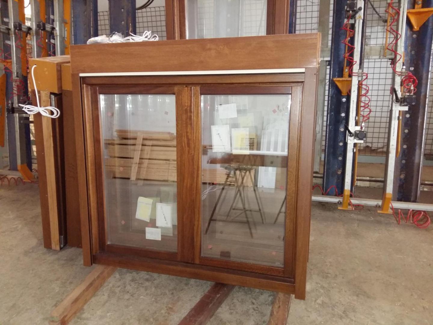 Ventanas con persianas motorizadas barnizadas a 2 colores