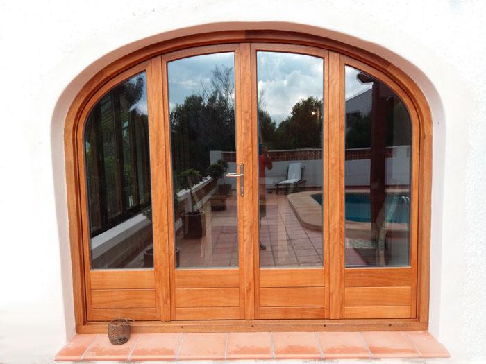 ventanas de madera y balcones a medida
