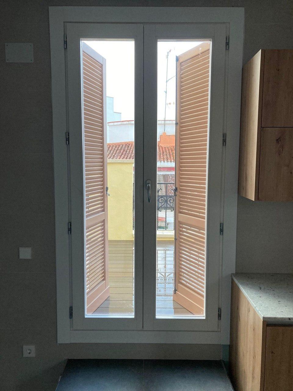 Ventanas y Balcones blancos con contraventanas mallorquinas