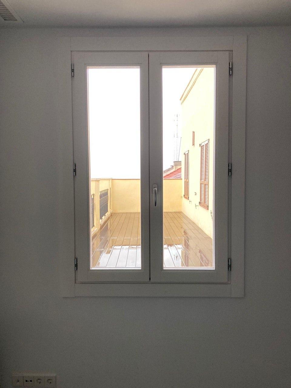 Ventanas y Balcones blancos con contraventanas mallorquinas