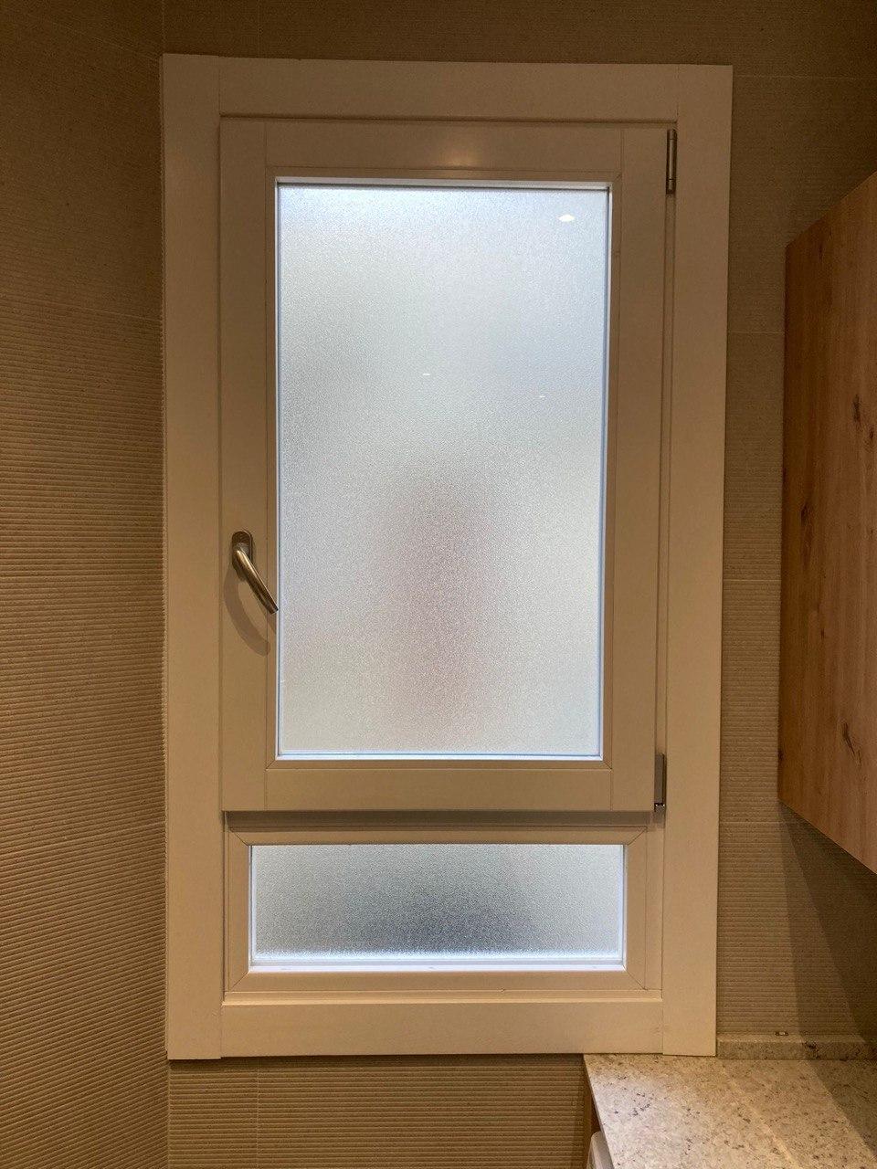 Ventanas y Balcones blancos con contraventanas mallorquinas