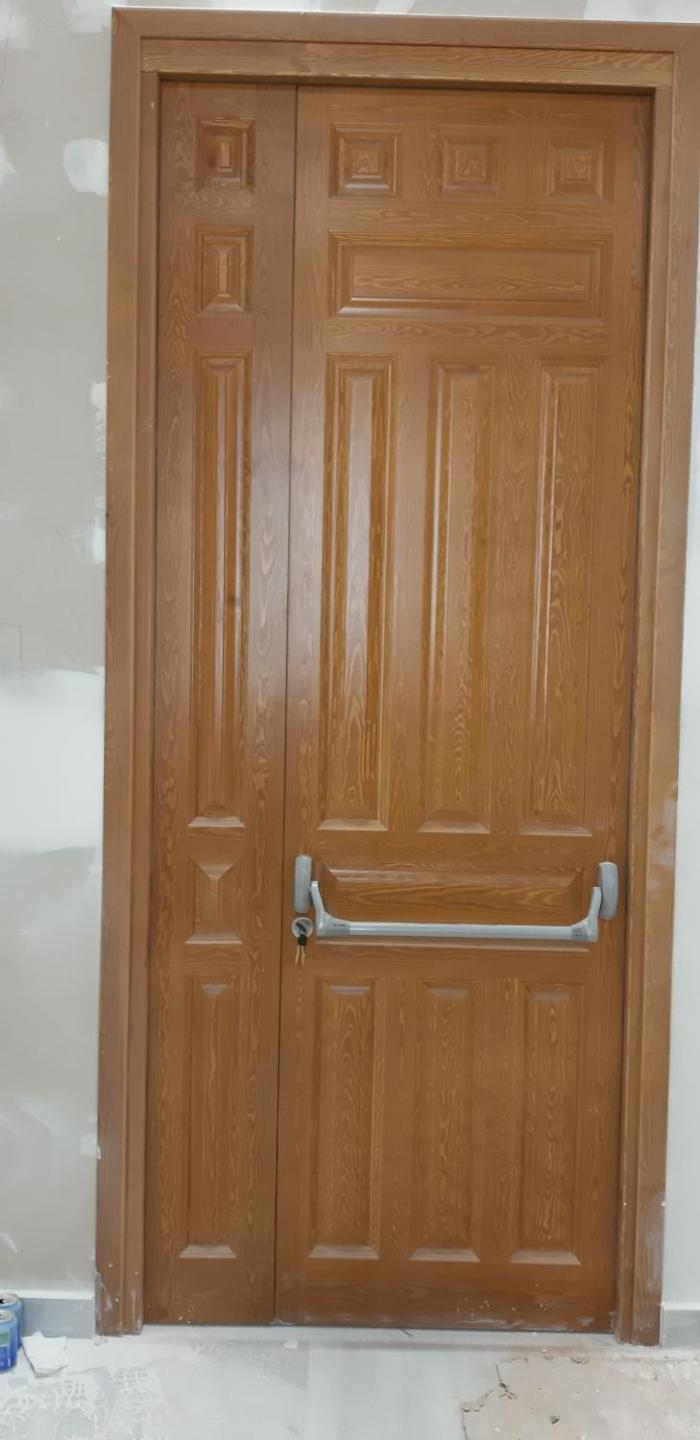 puerta de emergencia en madera