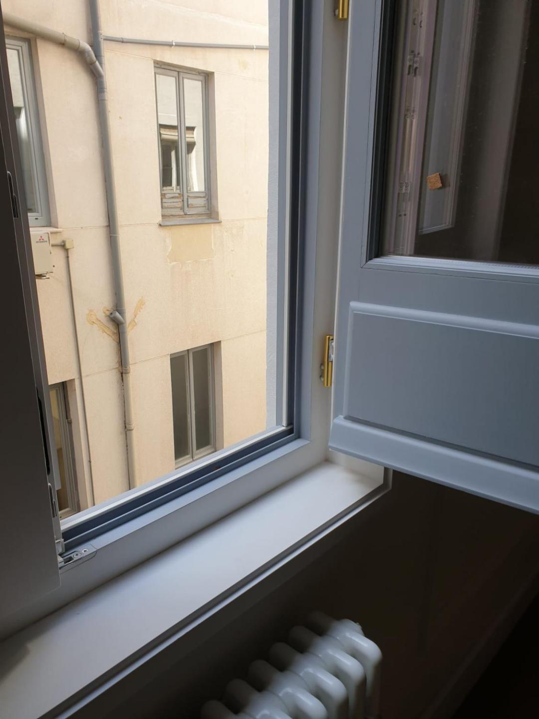 detalle exterior ventana madera restaurada