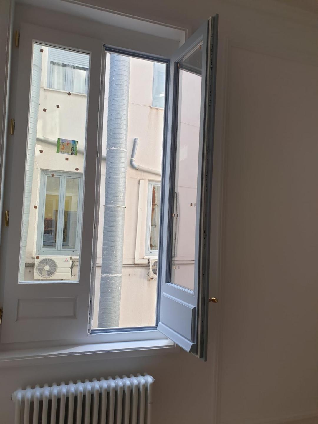 ventana blanca madera abatible